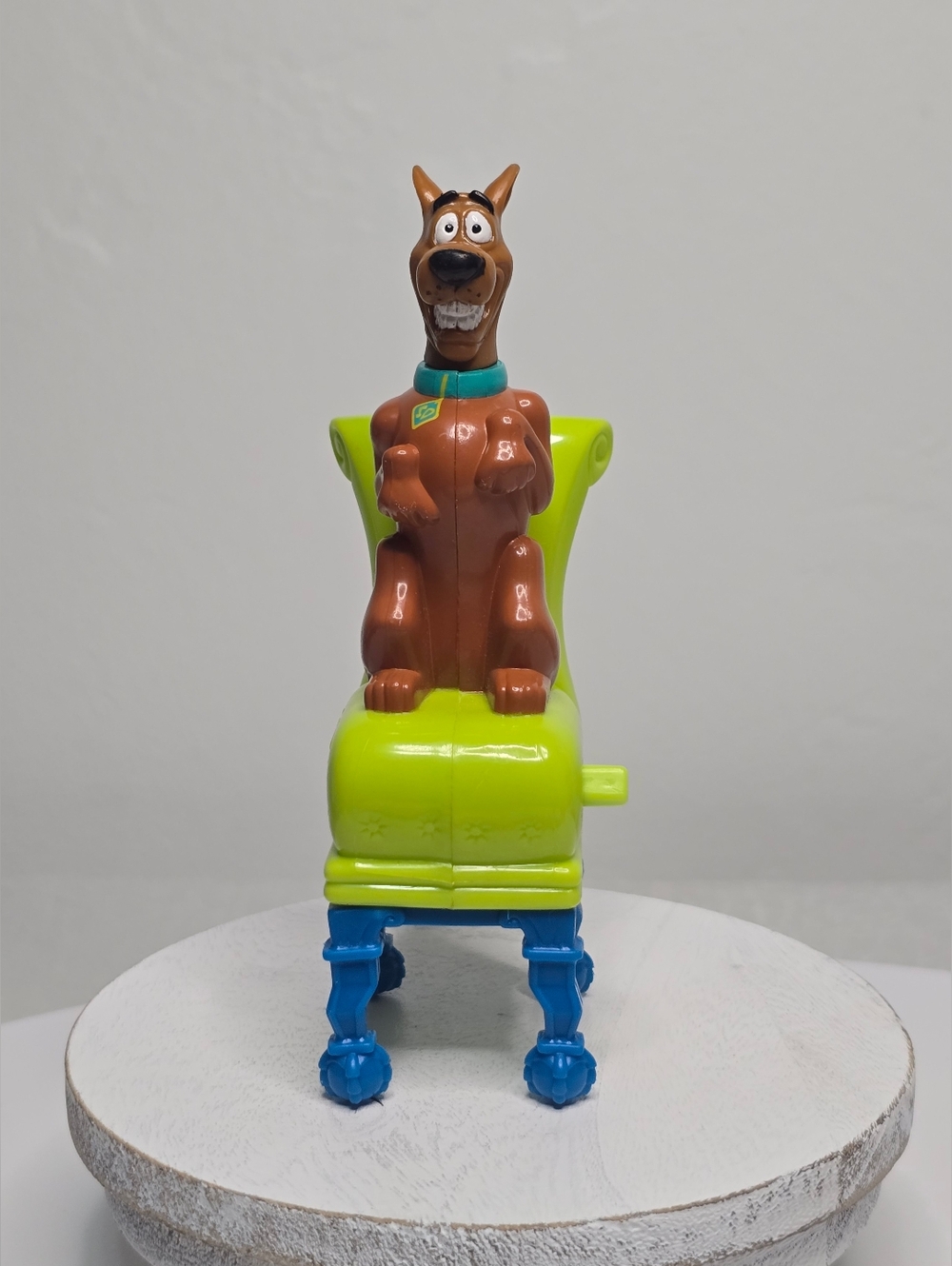 2001 Scooby-Doo and the Cyber Chase Wind-up Trembling Shakes Chair Toy
